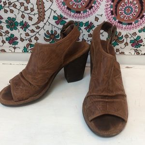 Open toed chunky heel
